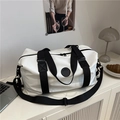 Grand sac de voyage blanc avec sangles noires sur un bureau dans un décor minimaliste - Blanc