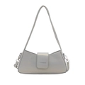Sac baguette minimaliste en cuir gris clair avec fine bandoulière et logo imprimé - Argenté