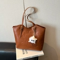 Sac cabas vintage marron avec motifs floraux gaufrés et breloque monstre en peluche - Marron avec Pendentif