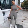 Detail eines dunkelgrauen ärmellosen Jumpsuits aus Strickstoff für einen sportlichen Look - Grau