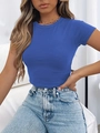 Détail du crop top bleu ajusté avec col rond et texture de tissu en rayonne douce - Bleu