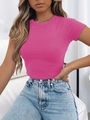 Haut court rose à col rond et coupe ajustée porté avec un jean bleu délavé - Rose