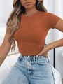 Détail d'un crop top ajusté rouge rouille associé à un jean bleu clair taille haute - Marron