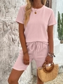 Dettaglio del set estivo rosa con tessuto stropicciato e design con girocollo - S / Rosa