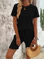 Dettaglio di completo nero a pieghe con t-shirt a maniche corte e pantaloncini con coulisse - S / Nero