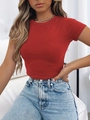 Haut court rouge moulant à manches courtes avec jean taille haute et chaîne dorée - Rouge