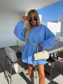 Abito oversize azzurro a maniche lunghe con girocollo e spalle scese dal taglio ampio - S / Celeste
