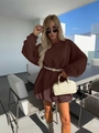Abito in maglia marrone a maniche lunghe con cintura bianca in ambiente esterno - S / caffè