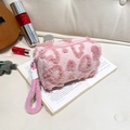 Borsa a mano in peluche rosa con cuori, grande capacità, mostrata in un ambiente accogliente - Rosa chiaro