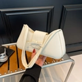 Sac bandoulière baguette beige chic avec nœud en cuir et texture litchi pour l'été - Blanc