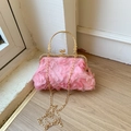 Detalle de las flores de tela en 3D de este bolso de fiesta rosa con diseño degradado - Rosa