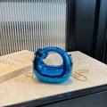 Bolso de fiesta azul metálico de forma irregular con asa de anillo y cadena dorada - Azul
