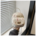 Détail d'un mini sac à dos tissé avec motifs fraises et lapins et chaîne dorée - Blanc