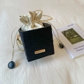 Detalle de bolso tipo cubo de tweed con colgante de perla y cadena dorada - Negro