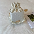 Bolso de caja blanco con asa de perlas, superficie texturizada y cadena dorada elegante - Blanco