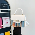 Modische kleine quadratische Tasche mit Regenbogen-Strohgeflecht und Metallschließe - Weiß