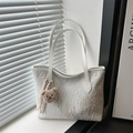 Minimalistische witte draagtas met kleurrijk golfborduurwerk en bruine berenhanger - Wit