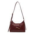 Elegante borsa hobo rosso vino in pelle lucida con dettagli metallici dorati - Rosso