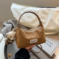 Borsa a spalla in camoscio marrone con ciondolo a orsetto e tracolla - Marrone