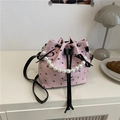 Roze bucketbag met trekkoord en zwarte konijnenpatronen en een parelhandvat met strikken - Strik Decor Roze