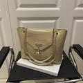 Große Shopper-Tasche aus braunem Lackleder mit Goldkette und Hirsch-Anhänger - Khaki