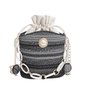 Bolso tipo cubo de paja tejida con rayas en contraste, perla grande y correa de cadena - Negro