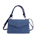 Hellblaue Denim-Handtasche mit V-Klappe und dekorativem verknotetem dunkelblauem Griff - Blau