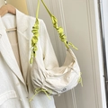 Borsa a tracolla beige a mezzaluna in nylon con tracolla a pieghe verde e coulisse - Senza Ciondolo / Bianco