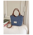 Dettaglio della trama in denim blu e tracolla in pelle marrone sulla borsa vintage - Marrone