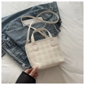 Detail van vintage geruite handtas met verstelbare riem op casual lifestyle achtergrond - Broken Wit