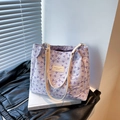 Light purple tote bag with lavender bow print and textured relief fabric for daily commute - With Pendant / Purple
