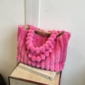 Borsa tote rosa in peluche con strisce verticali e manico in morbida pelliccia - Rosso rosa