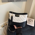 Borsa a tracolla trapuntata bicolore bianco e nero con spalla larga jacquard chic - Bianco avorio