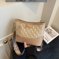 Borsa a tracolla trapuntata beige con ampia tracolla fantasia ed etichetta oro - Cachi