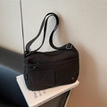 Sac bandoulière en nylon noir multicouche avec bandoulière réglable et badge métallique - Noir
