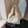 Bolso tote de lona blanca con estampado de mariposa azul y bordes deshilachados de textura - Mariposa Azul