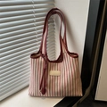 Bolso tote grande de lona a rayas con asas de cuero rojo y parche minimalista - Rojo