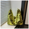 Détail des paillettes vert émeraude sur le sac à bandoulière avec reflets brillants - Vert