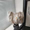 Sac cabas blanc à fleurs avec charm ours et bandoulière en perles sous le soleil - Sans Pendentif / Blanc Cassé
