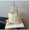 Gros plan du sac bandoulière en nylon beige avec broderie RAH TOP sur boîte blanche - Sans Pendentif / Beige