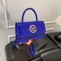 Borsa a mano retrò in pelle verniciata blu elettrico da donna con logo M dorato e tracolla - Blu