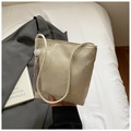 Détail d'un sac à main en tissu beige avec broderie florale et pompon gris à perle de jade - Blanc