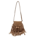 Bolso bandolera de ante marrón estilo bohemio con flecos largos y cuentas de madera - Caqui