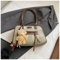 Detailansicht der grün-braunen Handtasche mit Kontrastfarben und Plüschbär-Anhänger - Mit Anhänger / Khaki