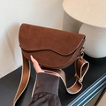 Borsa a sella retrò in pelle scamosciata marrone scuro con tracolla larga e patta - Marrone