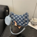 Bolso hobo vaquero a cuadros con flecos, cadena y mini monedero sobre madera - Cuadros Azules