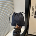 Dunkelblaue Denim-Beuteltasche mit Kordelzug, Silberplakette und Umhängeriemen - Dunkelblau