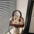 Sac coquille en toile crème avec imprimé fraise et anses en cuir marron - Marron