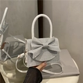 Schicke silberne Pailletten-Handtasche mit großer Schleife und weißem Lederriemen - Silber