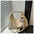 Détail du sac hobo crème avec fermeture éclair argentée et breloque en peluche - Blanc Avec Pendentif